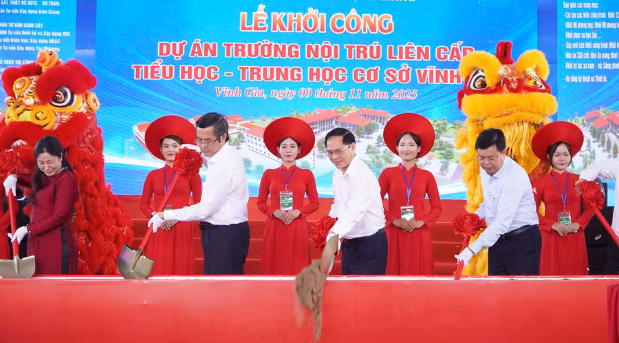 Phó Thủ tướng Bùi Thanh Sơn cùng Thứ trưởng Nguyễn Văn Phúc, và lãnh đạo địa phương thực hiện nghi thức khởi công xây dựng trường. Ảnh: Yến Phương.