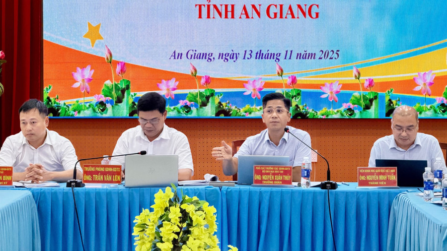 Đoàn khảo sát thực tế của Bộ Giáo dục và Đào tạo làm việc tại tỉnh An Giang.