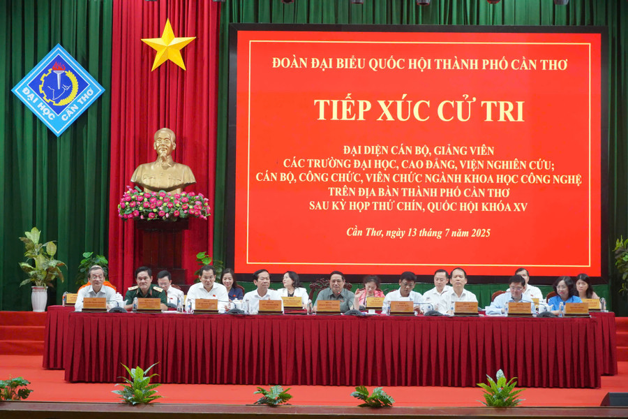 Quang cảnh buổi tiếp xúc cử tri.