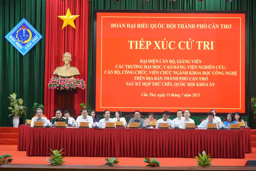 Quang cảnh buổi tiếp xúc cử tri.