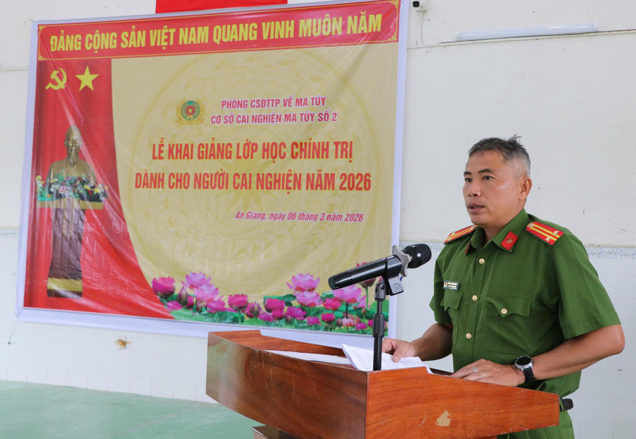 Trung tá Nguyễn Thành Trung, Phó Trưởng Cơ sở cai nghiện số 2, phát biểu tại Lễ khai giảng.