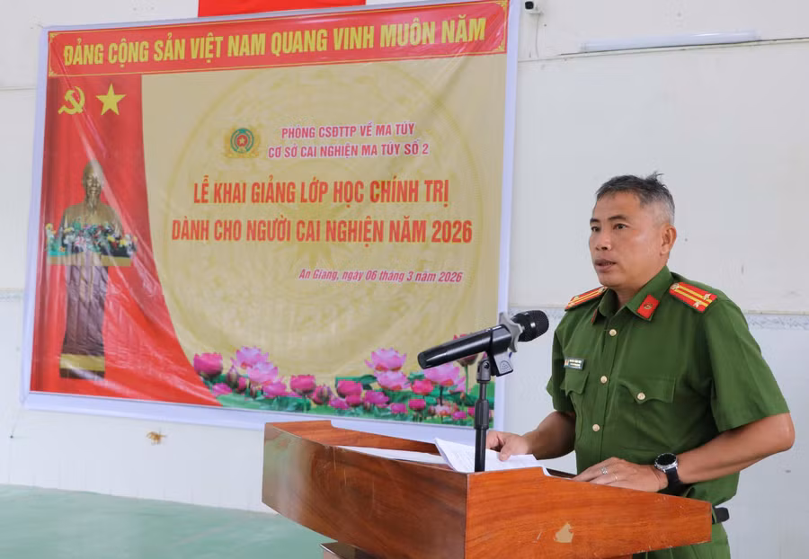 Trung tá Nguyễn Thành Trung, Phó Trưởng Cơ sở cai nghiện số 2, phát biểu tại Lễ khai giảng.