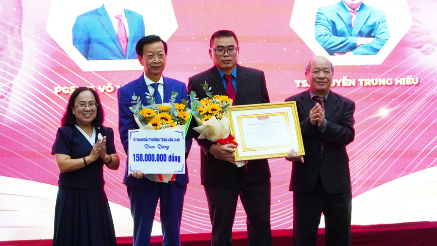 PGS.TS Võ Văn Thắng (cầm bảng tượng trưng) và TS Nguyễn Trung Hiếu vinh dự nhận Giải thưởng khoa học Trần Văn Giàu.