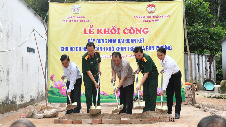 Bộ Chỉ huy Quân sự tỉnh An Giang cùng cấp ủy, chính quyền địa phương thực hiện nghi thức khởi công.