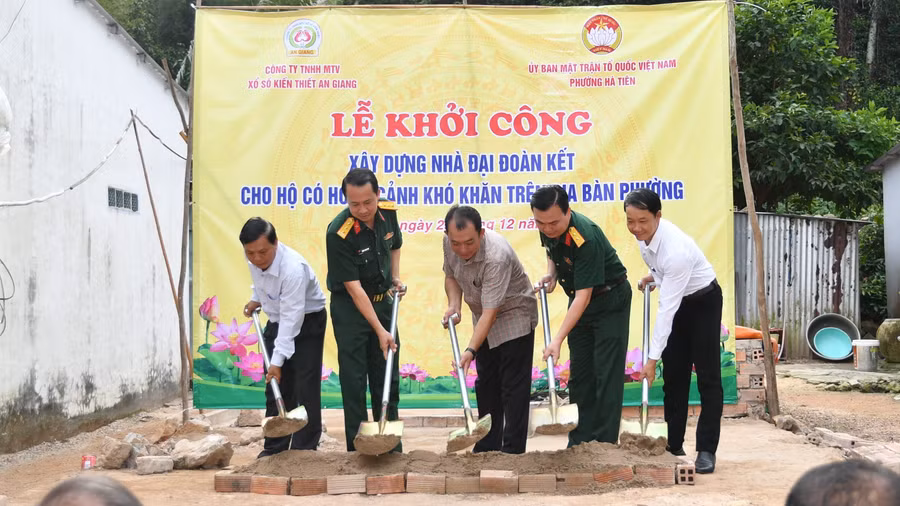 Bộ Chỉ huy Quân sự tỉnh An Giang cùng cấp ủy, chính quyền địa phương thực hiện nghi thức khởi công.