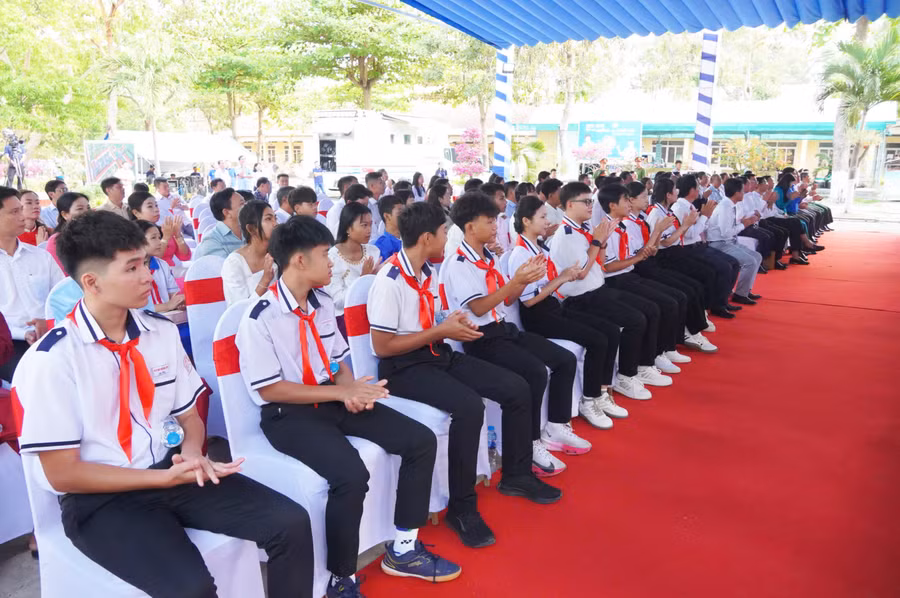 Các em học sinh tham dự buổi lễ. Ảnh: Yến Phương.