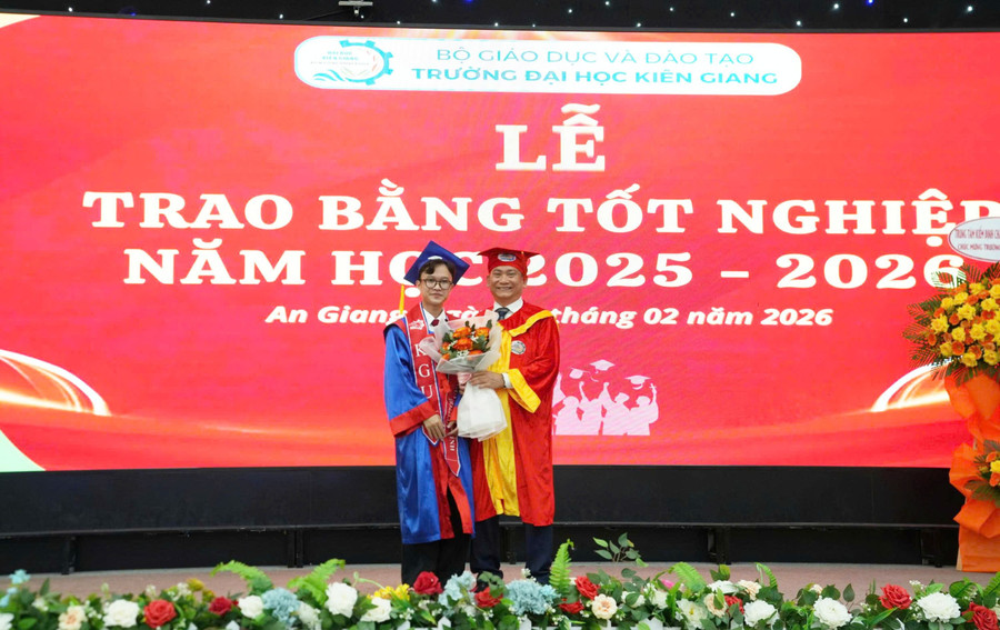 TS Nguyễn Văn Thành, Hiệu trưởng Trường Đại học Kiên Giang, nhận hoa tri ân từ đại diện sinh viên tốt nghiệp.