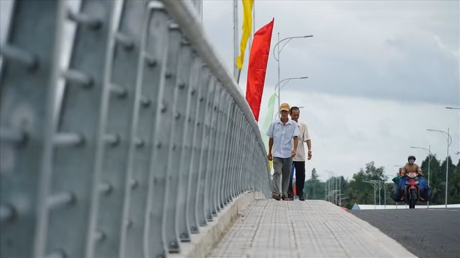 Cầu, đường giao thông tại Phong Điền được xây dựng, nâng cấp khang trang. Ảnh: Yến Phương