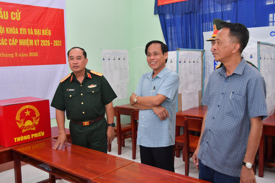 Thiếu tướng Nguyễn Văn Ngành, Chỉ huy trưởng Bộ Chỉ huy Quân sự tỉnh An Giang, kiểm tra trực tiếp công tác chuẩn bị bầu cử tại các điểm bầu cử trên địa bàn xã Vĩnh Xương.