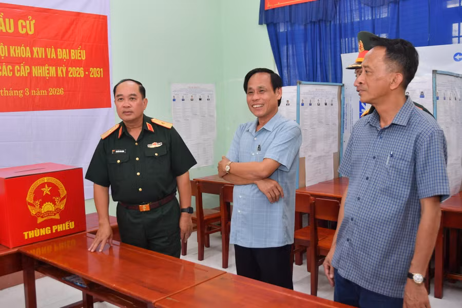 Thiếu tướng Nguyễn Văn Ngành, Chỉ huy trưởng Bộ Chỉ huy Quân sự tỉnh An Giang, kiểm tra trực tiếp công tác chuẩn bị bầu cử tại các điểm bầu cử trên địa bàn xã Vĩnh Xương.