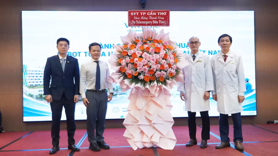 Sở Y tế TP Cần Thơ tặng hoa chúc mừng thành công ca Telesurgery (phẫu thuật từ xa) đầu tiên .