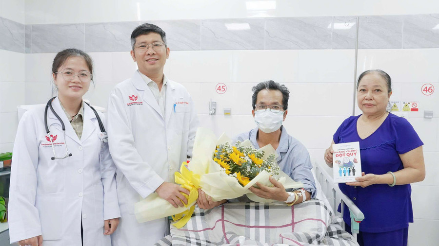 Bác sĩ Nguyễn Mạnh Cường chúc mừng bệnh nhân đã được cứu sống sau cơn nguy kịch ngưng tim, ngưng thở. Ảnh: Bệnh viện cung cấp.