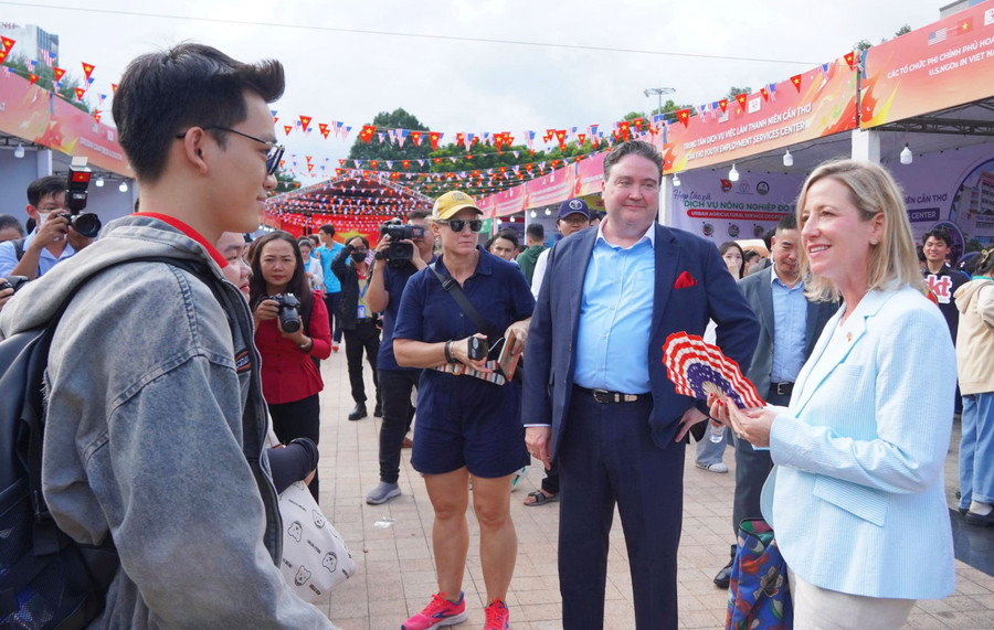 Ông Marc E. Knapper, Đại sứ Hoa Kỳ tại Việt Nam và bà Melissa A. Brown, Tổng lãnh sự Hoa Kỳ tại TP Hồ Chí Minh, tham quan, giao lưu tại các gian hàng. Ảnh: Yến Phương. hoa-ky-11.jpg