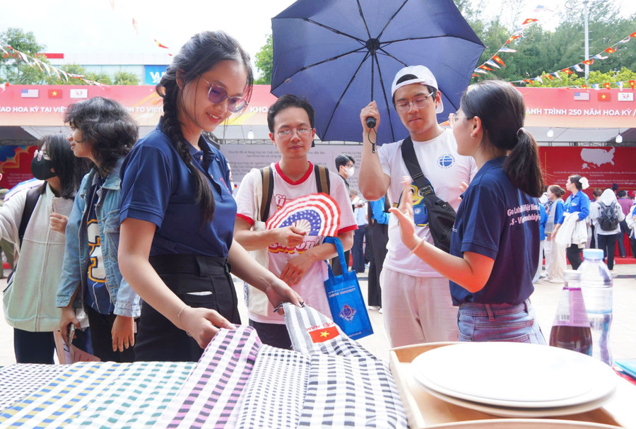 Giới thiệu khăn rằn, nét văn hóa của người miền Tây Nam Bộ. Ảnh: Yến Phương. hoa-ky-5.jpg