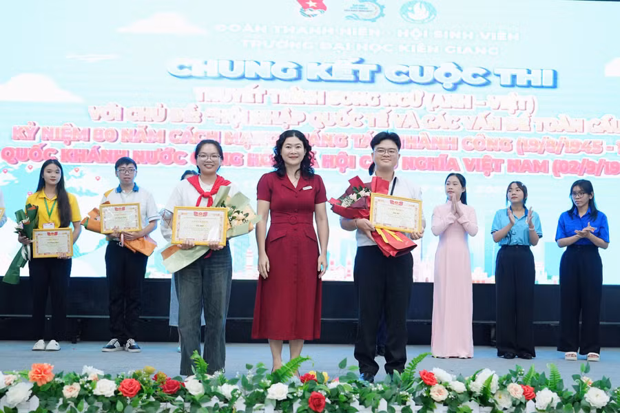 TS Thiều Thị Hoàng Oanh, Phó Trưởng bộ môn Ngôn ngữ Anh, Trưởng Ban Giám khảo, trao giải Nhất và giải Nhì cho các sinh viên. Ảnh: Như Ý.