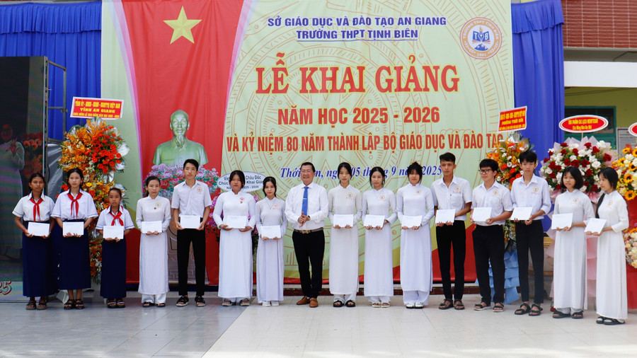 Ông Trần Quang Bảo, Giám đốc Sở GD&ĐT trao quà cho các em học sinh. 80nam-giao-duc-11.jpg