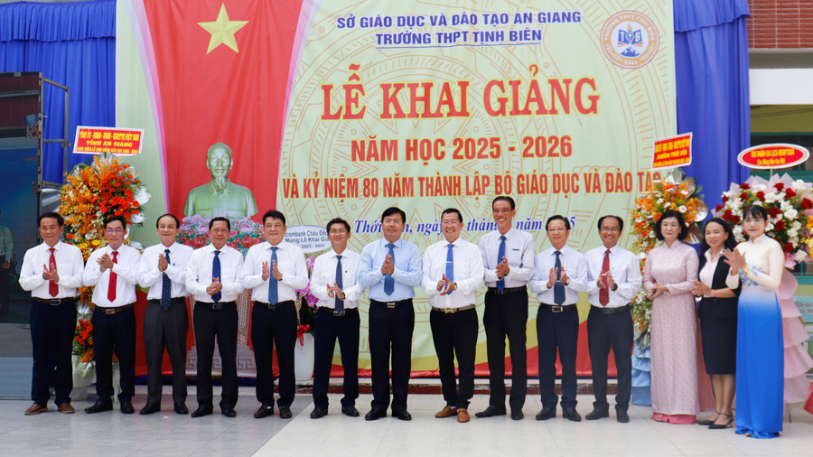 Các lãnh đạo, đại biểu, cán bộ và giáo viên tại buổi lễ. 80nam-giao-duc-10.jpg