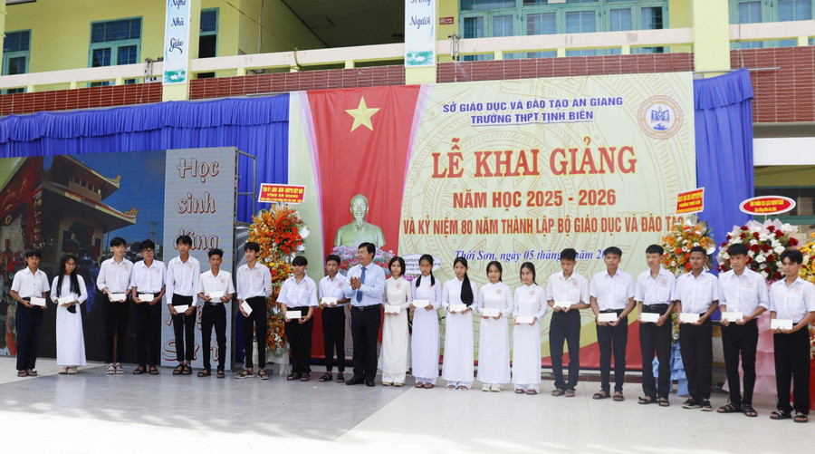 Ông Nguyễn Tiến Hải, Bí thư Tỉnh ủy trao quà cho các em học sinh. 80nam-giao-duc-9.jpg