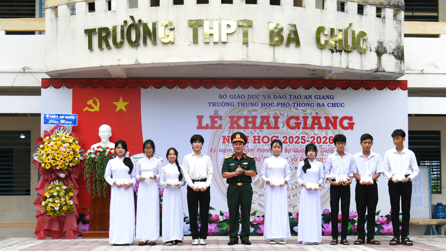 Đại tá Nguyễn Văn Ngành tham dự và trao quà cho học sinh. Ảnh: Phương Vũ. 80nam-giao-duc-6.jpg