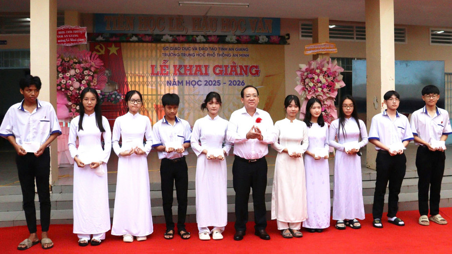 Ông Nguyễn Thanh Phong trao tặng học bổng cho học sinh. Ảnh: Như Ngọc. 80nam-giao-duc-1.jpg