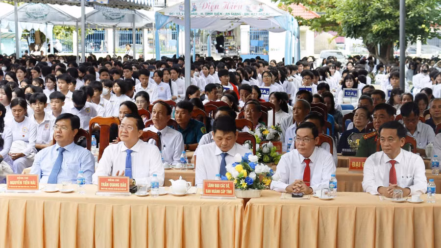 Ông Nguyễn Tiến Hải, Bí thư Tỉnh ủy An Giang (bên trái) và ông Trần Quang Bảo, Giám đốc Sở GD&ĐT tỉnh An Giang (thứ hai từ trái qua), tham dự lễ khai giảng.