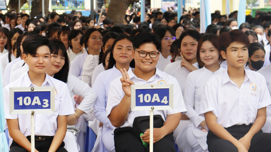 Học sinh tươi vui đón chào năm học mới. 80nam-giao-duc-12.jpg