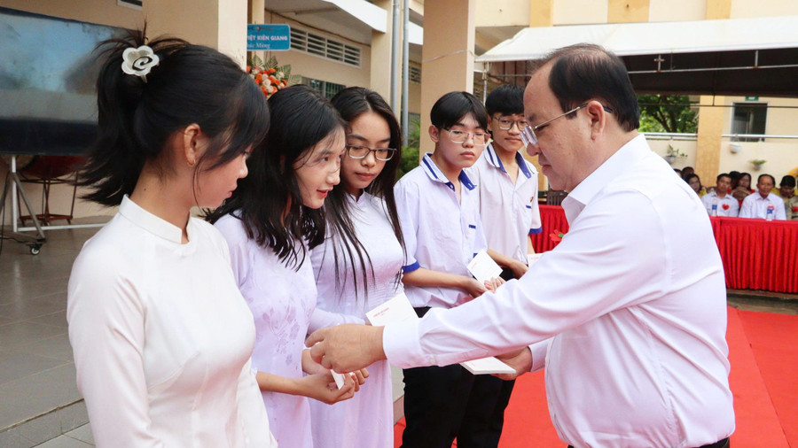 80nam-giao-duc.jpg