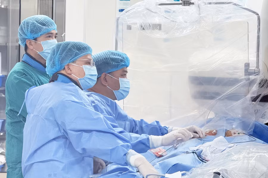 Ê-kíp bác sĩ quyết định áp dụng hệ thống lập bản đồ điện học - giải phẫu 3D. 