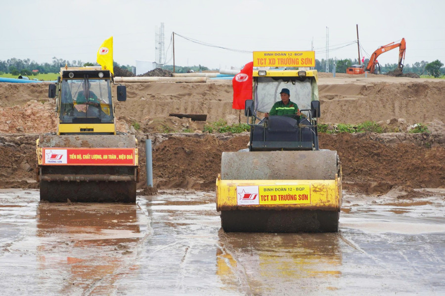 Công nhân thi công Dự án thành phần 1 (qua địa bàn tỉnh An Giang). cao-toc-chau-doc-2.jpg
