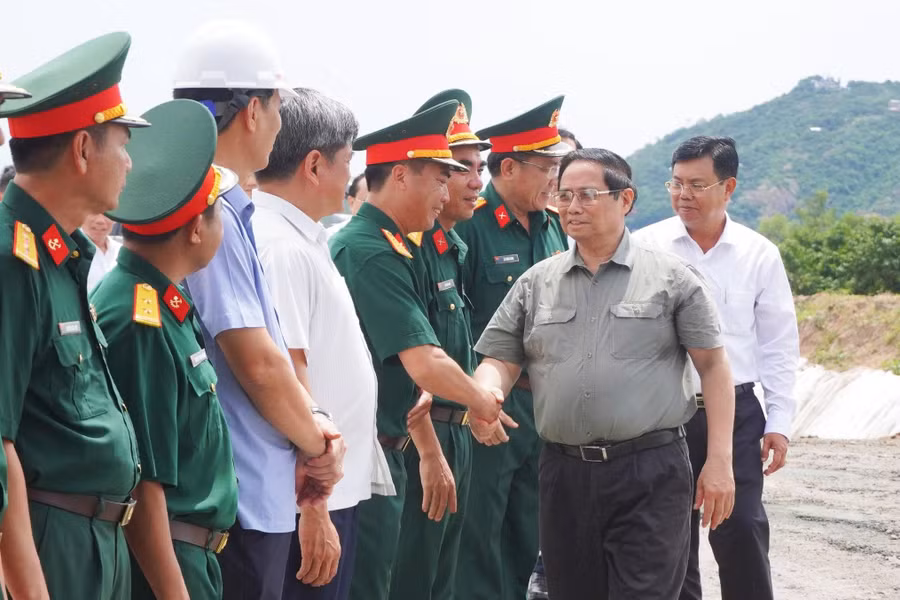Thủ tướng Phạm Minh Chính kiểm tra Dự án thành phần 1, thuộc Dự án cao tốc Châu Đốc - Cần Thơ - Sóc Trăng.