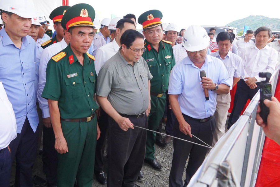 Thủ tướng Phạm Minh Chính biểu dương tinh thần làm việc của tỉnh An Giang và các đơn vị. cao-toc-chau-doc.jpg