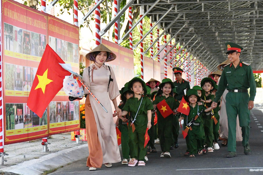 Các em thiếu nhi được giao lưu, trải nghiệm tại Bộ Chỉ huy Quân sự tỉnh An Giang.