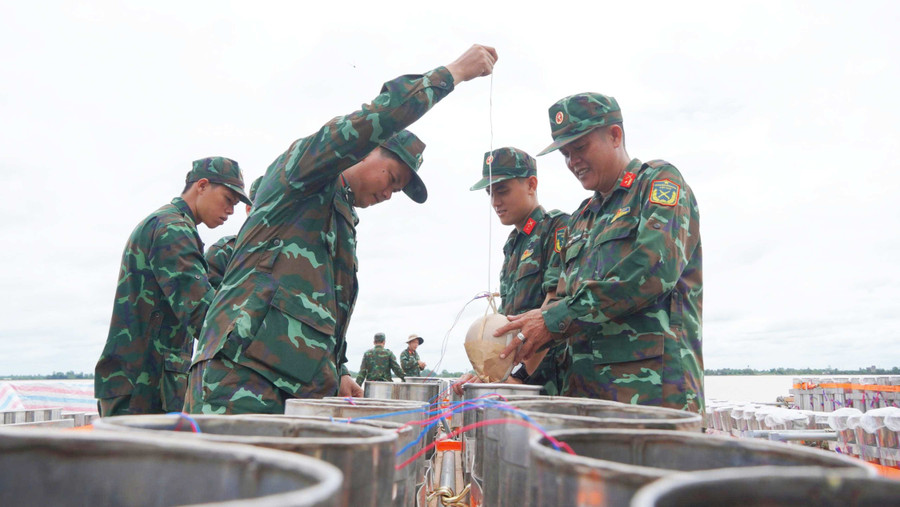 Các cán bộ, chiến sĩ chuẩn bị trận địa pháo hoa trên sà lan. (Ảnh: Yến Phương) phao-hoa-24.jpg