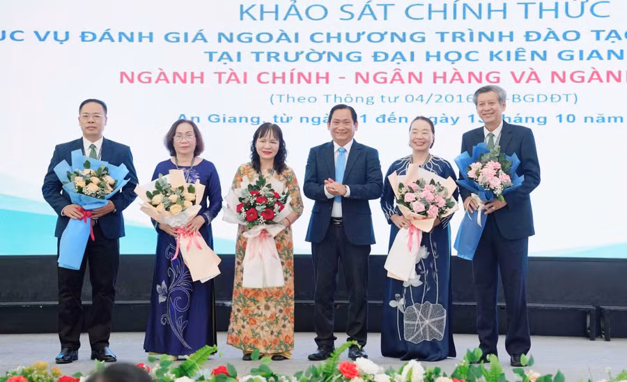 TS Nguyễn Văn Thành tặng hoa chúc mừng Đoàn chuyên gia Đánh giá ngoài và Trung tâm Kiểm định chất lượng giáo dục Sài Gòn.