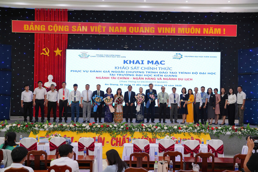 Các đại biểu chụp ảnh tại chương trình. khao-sat-chinh-thuc.jpg