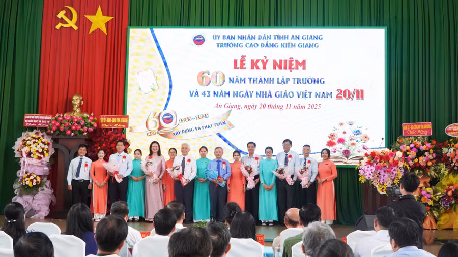 Tặng hoa tri ân Ban Giám hiệu nhà trường qua các thời kỳ. Ảnh: Yến Phương.