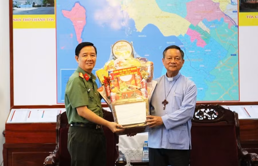 Đại tá Lê Phú Thạnh, Phó Giám đốc Công an tỉnh An Giang, tặng quà nhân dịp Lễ Phục sinh tại Tòa Giám mục Giáo phận Long Xuyên.