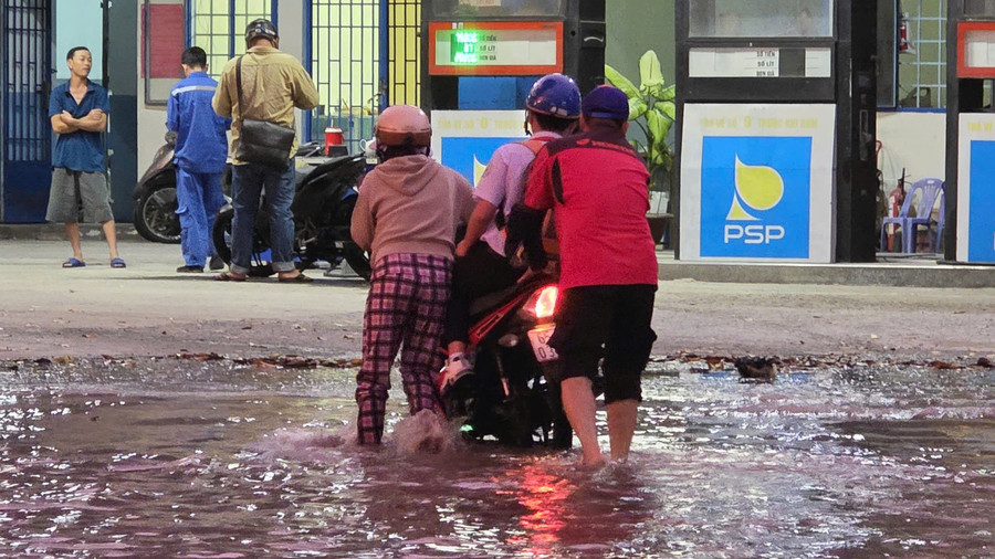Chị Nhã Phương (phường Bình Thủy) chia sẻ, chiều nay mực nước dâng cao, nhiều người lái xe đi làm về và các em học sinh, sinh viên khi tan trường cũng vất vả, cực nhọc để di chuyển. Xe của chị bị chết máy, người dân xung quanh đã hỗ trợ đẩy xe giúp để chị có thể vượt qua đoạn nước sâu. trieu-cuong-7-10-0.jpg