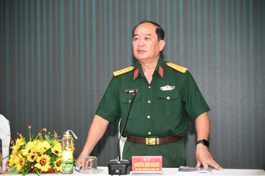 Đại tá Nguyễn Văn Ngành, Chỉ huy trưởng Bộ Chỉ huy Quân sự tỉnh An Giang, phát biểu tại buổi đối thoại. (Ảnh: Phương Vũ) doi-thoai-ag.jpg