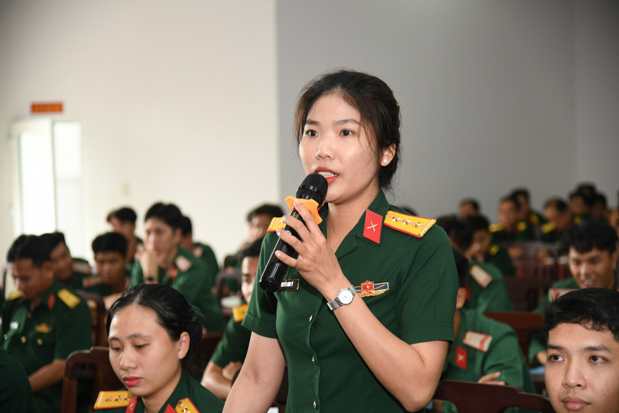 Các cán bộ phát biểu ý kiến tại buổi đối thoại. (Ảnh: Phương Vũ) doi-thoai-ag-3.jpg