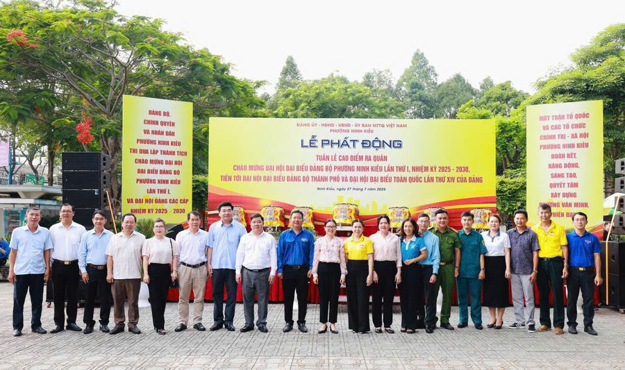 Lễ Phát động tuần lễ cao điểm ra quân chào mừng Đại hội đại biểu Đảng bộ phường Ninh Kiều.