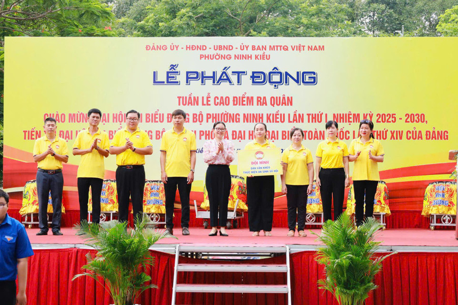 Bà Trần Thị Vĩnh Nghi, Bí thư Đảng ủy phường Ninh Kiều, trao bảng tượng trưng Đội hình dân vận khéo thực hiện an sinh xã hội. phuong-ninh-kieu-0.jpg