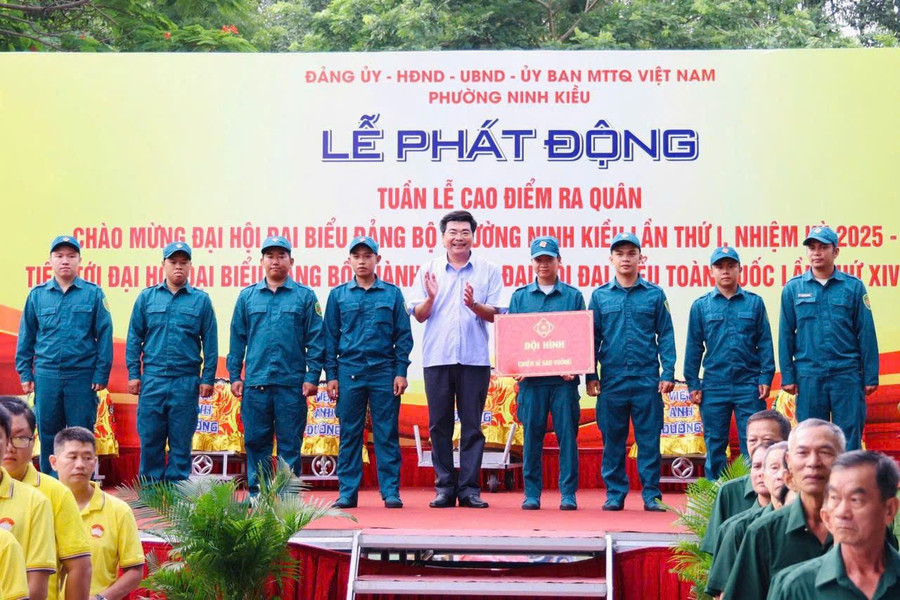 Ông Trần Thanh Bình, Phó Bí thư Thường trực Đảng ủy, Chủ tịch HĐND phường Ninh Kiều, trao bảng tượng trưng Đội hình Quân sự phường. phuong-ninh-kieu-1.jpg