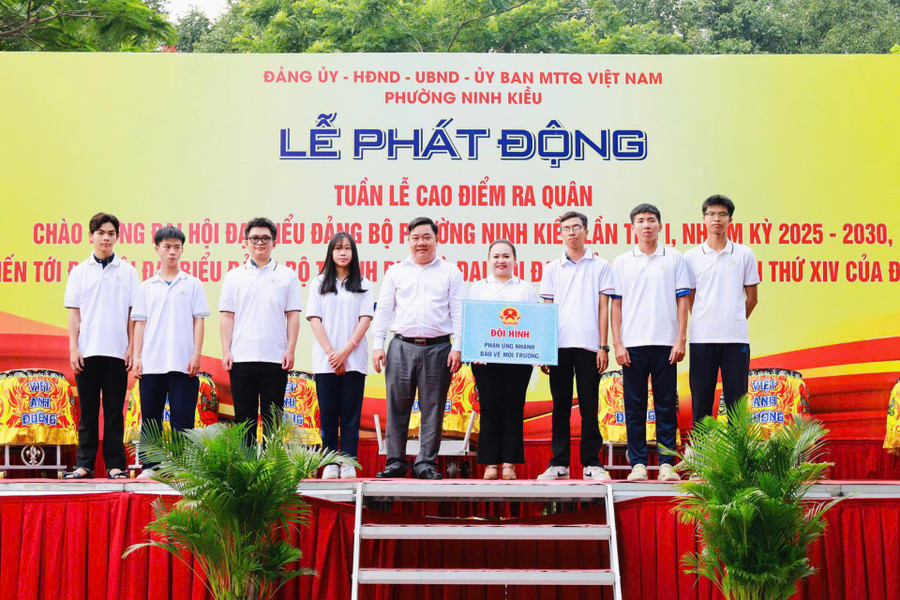 Ông Phạm Văn Đồng, Phó Bí thư Đảng ủy, Chủ tịch UBND phường Ninh Kiều, phát bảng tượng trưng Đội hình Phản ứng nhanh bảo vệ môi trường. phuong-ninh-kieu-2.jpg