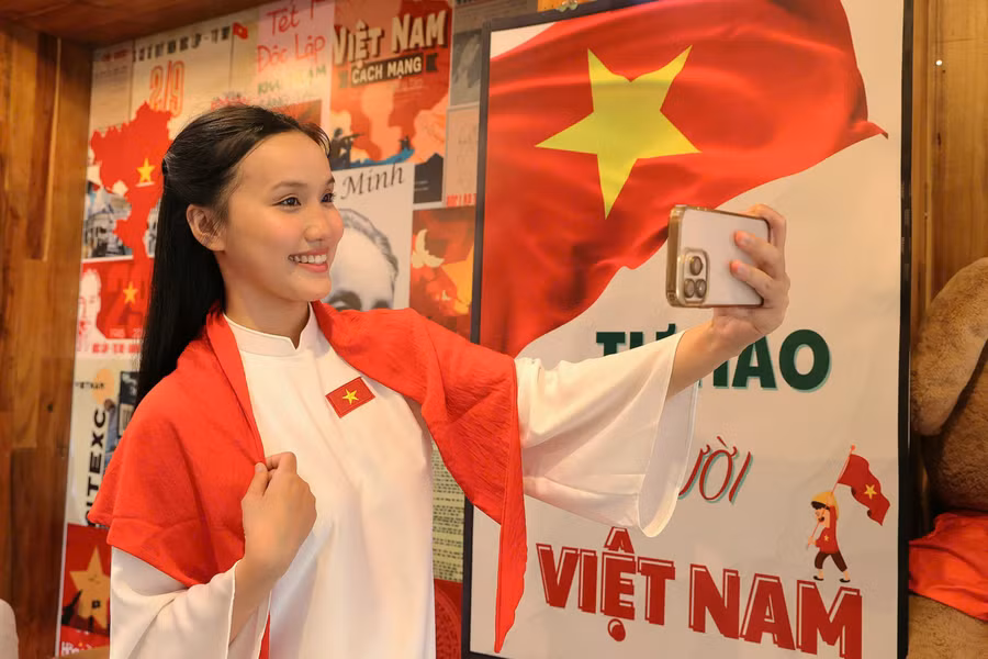 Lê Thị Kim Hậu, Á khôi Trường ĐH Nam Cần Thơ, Người đẹp du lịch, Top 5 Người đẹp tài năng và Top 20 Miss World Vietnam 2023, duyên dáng trong trang phục áo dài trắng. 