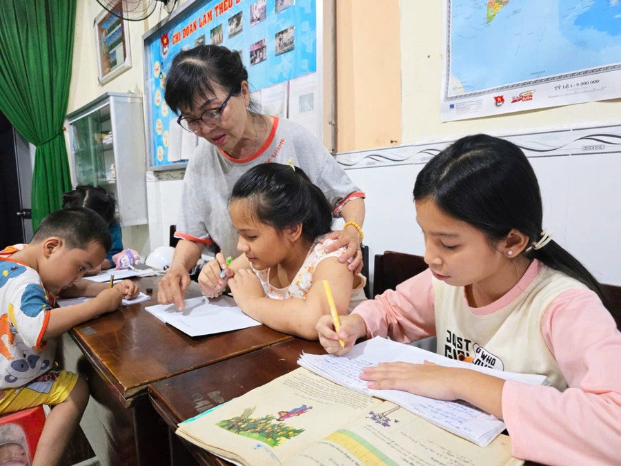 Cô giáo 61 tuổi tại Cần Thơ duy trì lớp học tình thương cho trẻ em khó khăn.