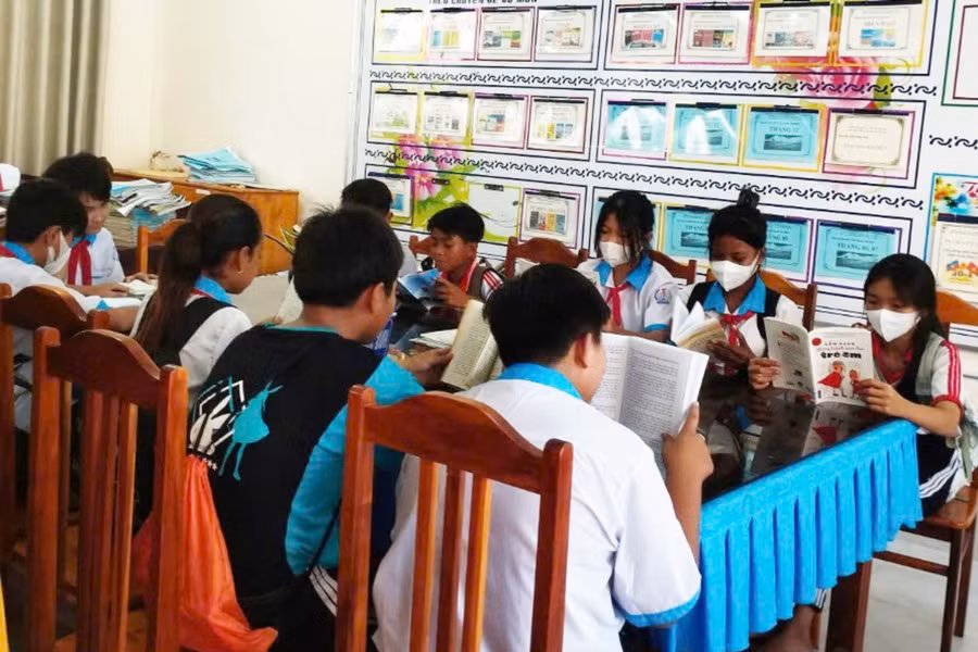 Học sinh Trường THCS Lương An Trà (An Giang) đọc sách tại thư viện. 