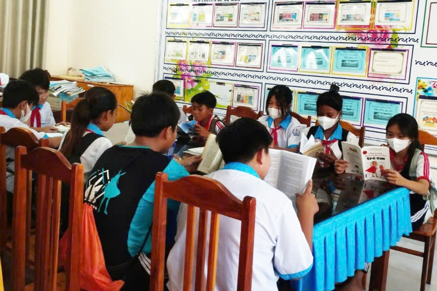 Học sinh Trường THCS Lương An Trà (An Giang) đọc sách tại thư viện. 