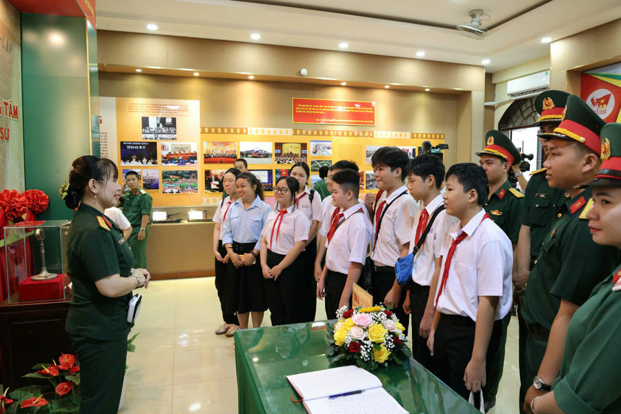 Học sinh tại Cần Thơ tìm hiểu về những tư liệu, hiện vật gắn liền với giai đoạn lịch sử hào hùng.