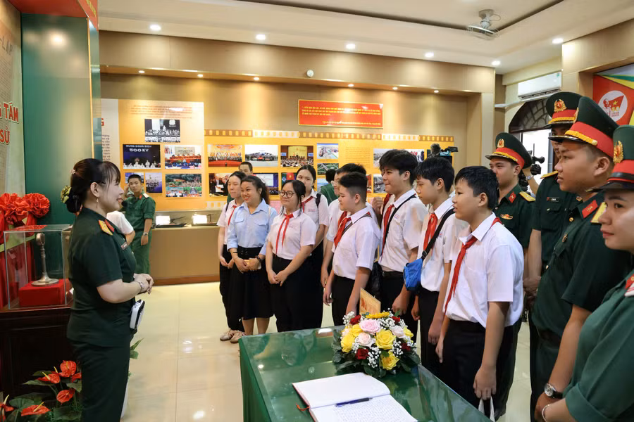 Học sinh tại Cần Thơ tìm hiểu về những tư liệu, hiện vật gắn liền với giai đoạn lịch sử hào hùng.